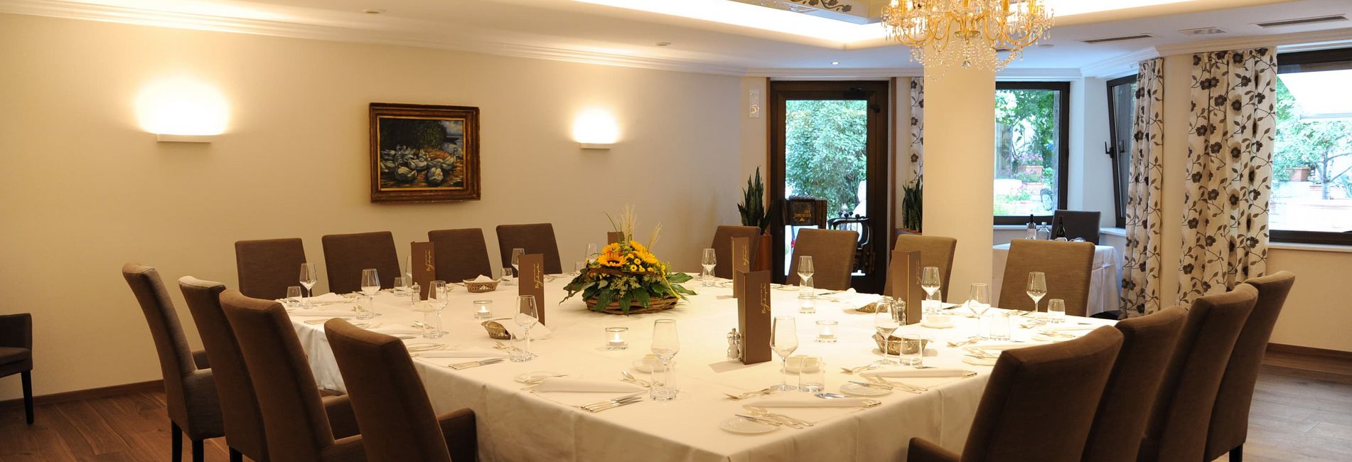 Conference room setup at Vier Jahreszeiten hotel in Schlanders with modern meeting facilities