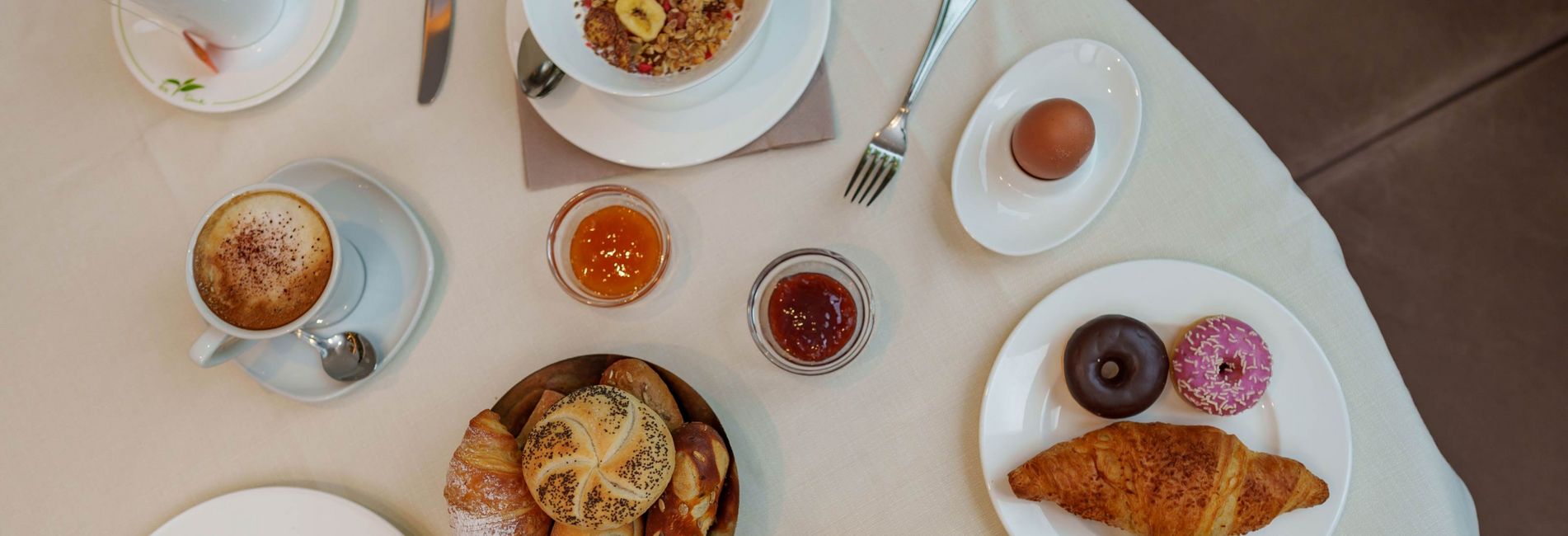 Vista panoramica dell’hotel Vier Jahreszeiten a Scena con piscina esterna e montagne sullo sfondo Vista panoramica dell’hotel Vier Jahreszeiten a Scena con piscina esterna e montagne sullo sfondo