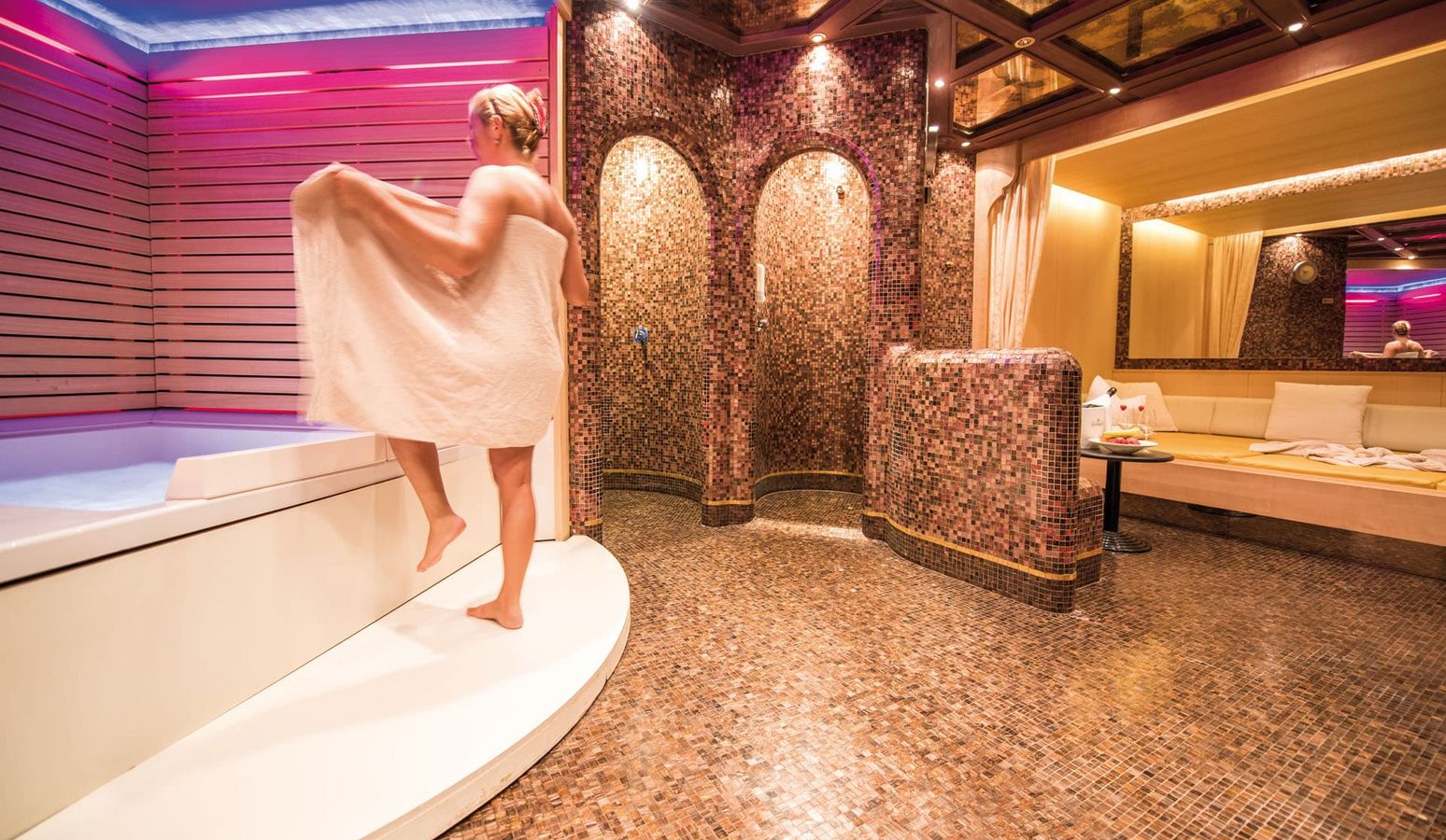 Luxuriöser Private Spa und Wellnessbereich im Vier Jahreszeiten Hotel Schlanders Luxuriöser Private Spa und Wellnessbereich im Vier Jahreszeiten Hotel Schlanders