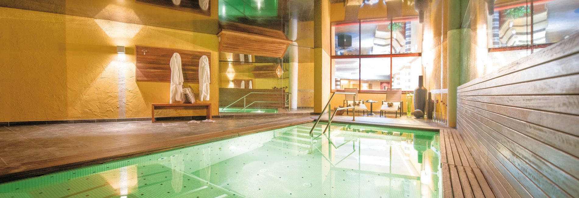 Wellnessbereich mit Whirlpool im Vier Jahreszeiten Hotel in Schlanders, Südtirol Wellnessbereich mit Whirlpool im Vier Jahreszeiten Hotel in Schlanders, Südtirol