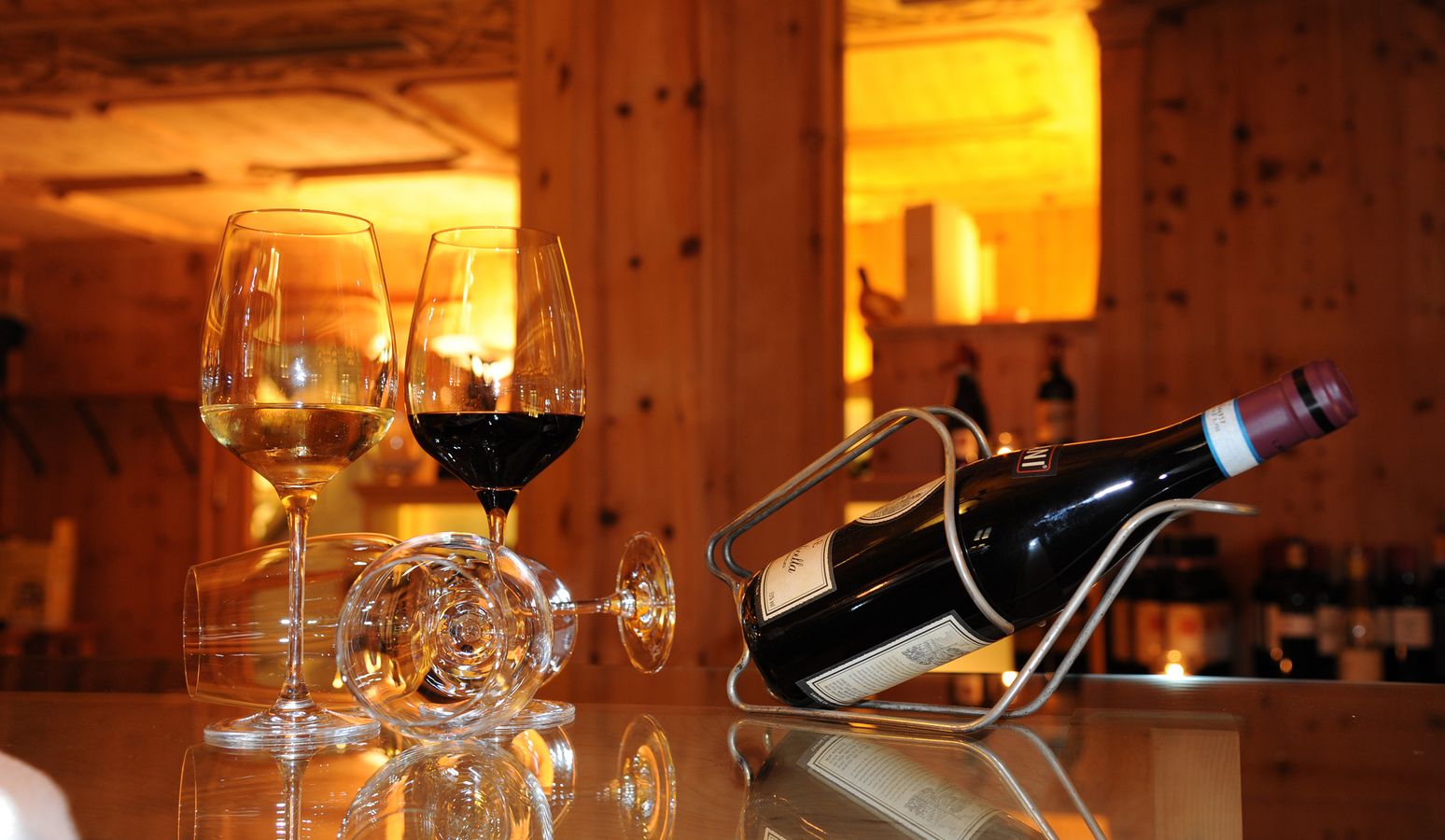 Weinkeller mit gelagerten Weinflaschen im Hotel Vier Jahreszeiten in Südtirol Weinkeller mit gelagerten Weinflaschen im Hotel Vier Jahreszeiten in Südtirol