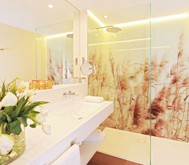 Bagno moderno con doccia nella camera doppia dell'Hotel Vier Jahreszeiten in Alto Adige