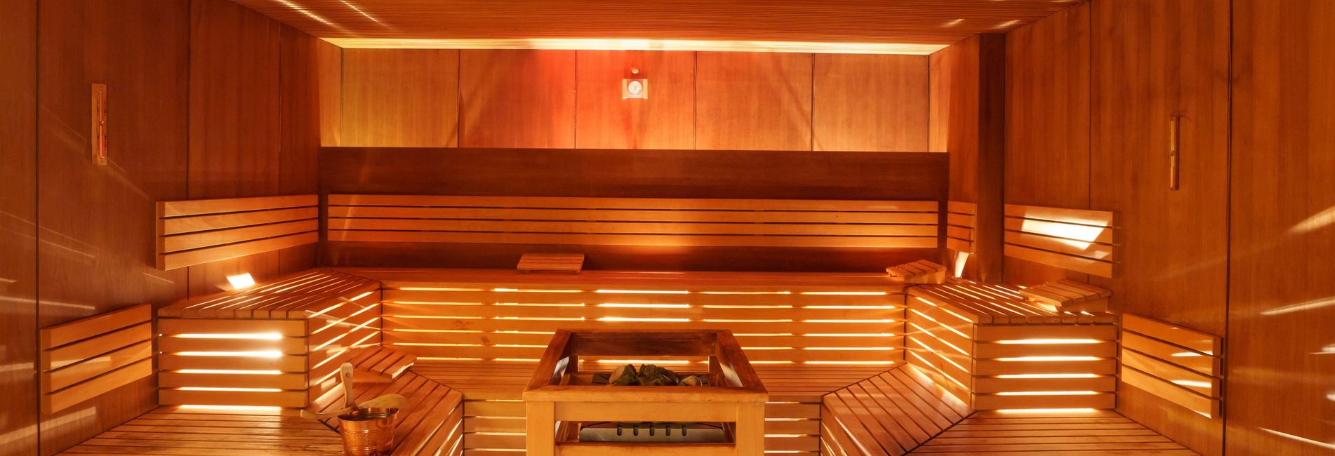 Luxuriöser Wellnessbereich im Hotel Vier Jahreszeiten in Südtirol mit beheiztem Innenpool und Panoramablick Luxuriöser Wellnessbereich im Hotel Vier Jahreszeiten in Südtirol mit beheiztem Innenpool und Panoramablick