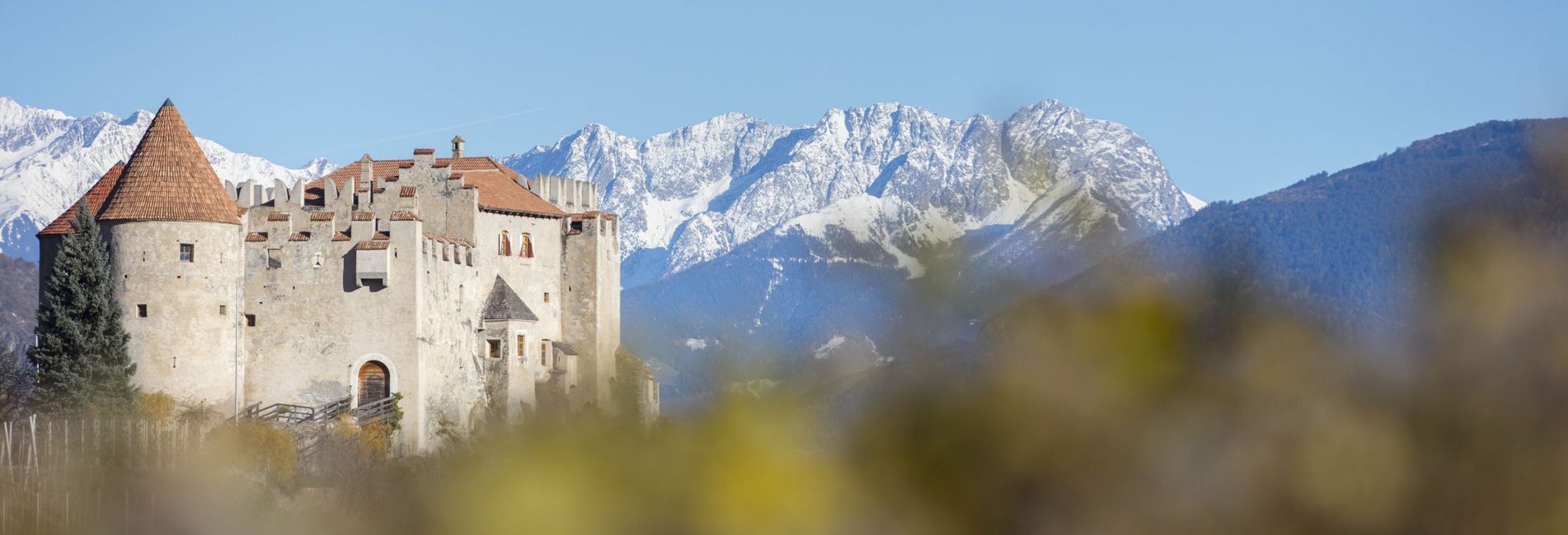 Castel Kastelbell in Val Venosta durante l'estate, vacanza ai Vier Jahreszeiten