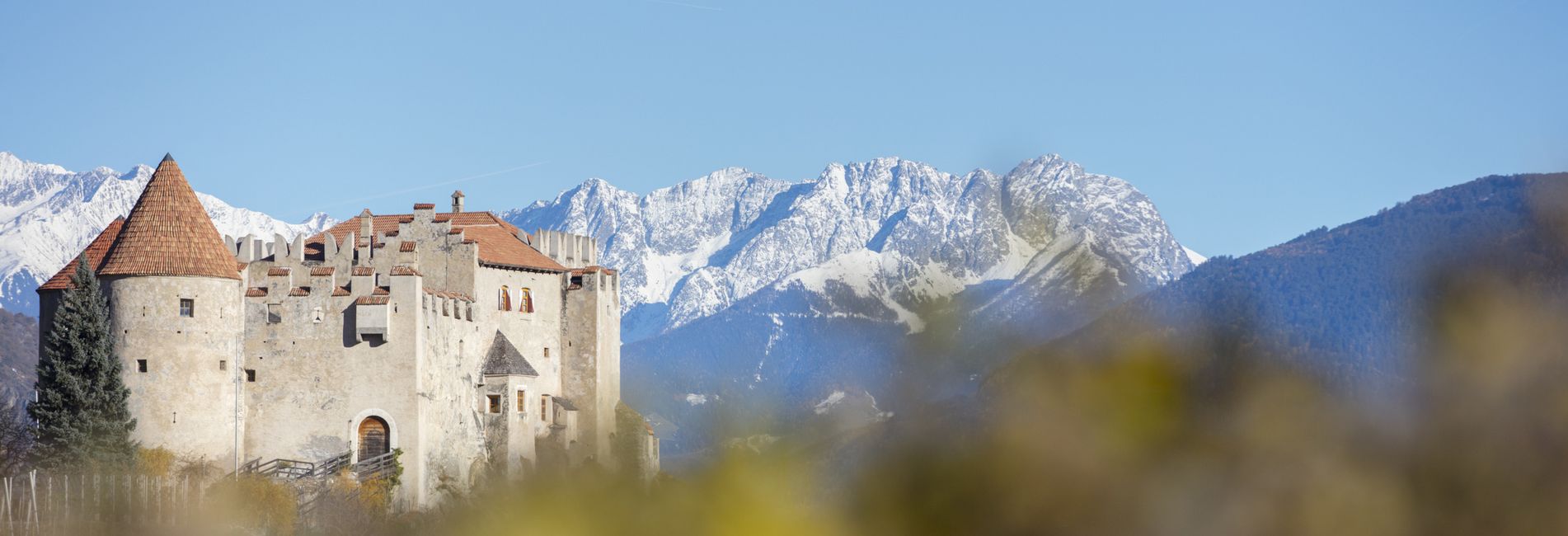Schloss Kastelbell im Vinschgau Südtirol bei Sonnenschein – Urlaub im Hotel Vier Jahreszeiten