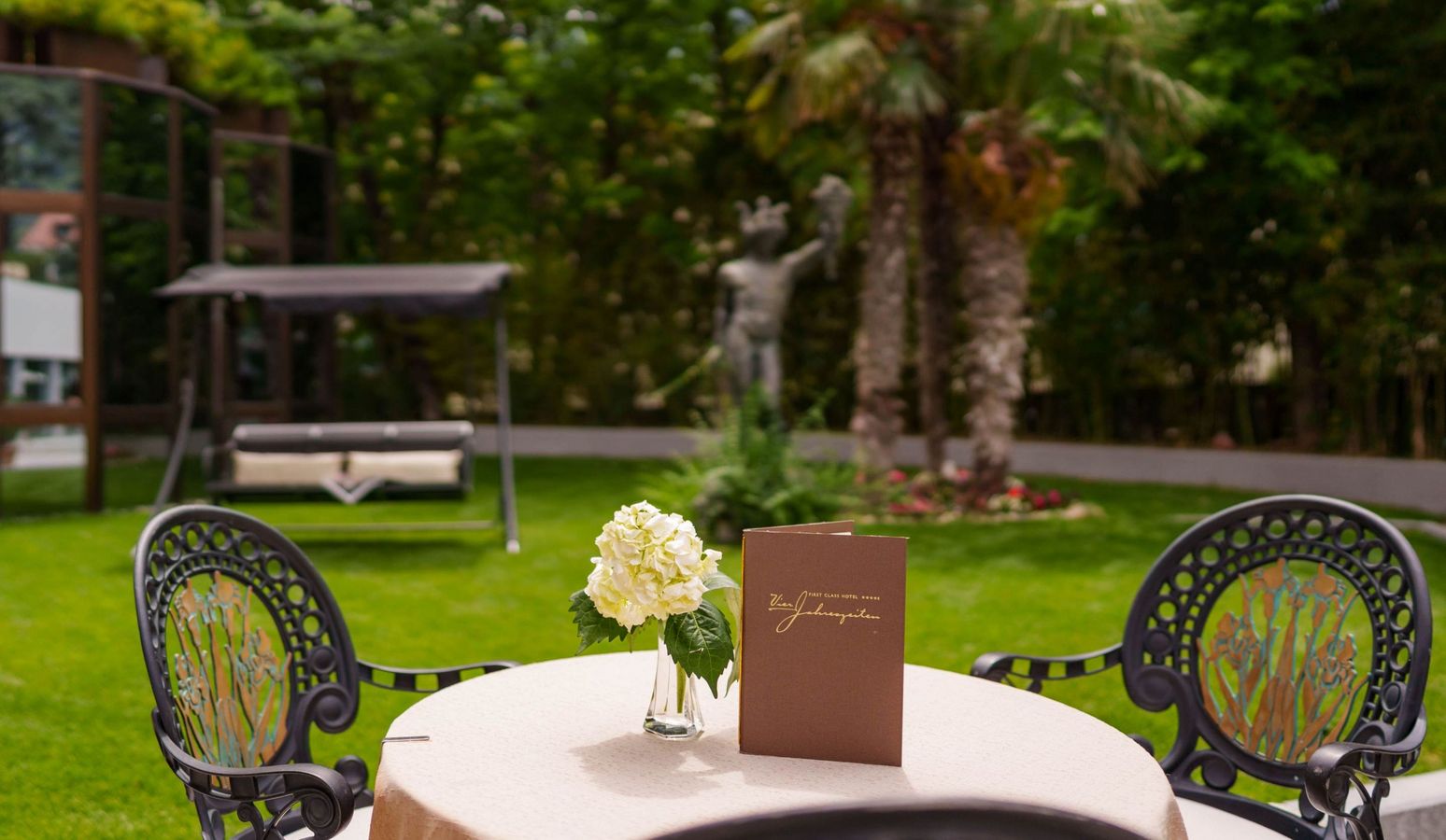 Außenansicht des Wellnesshotels Vier Jahreszeiten in Südtirol mit Pool und Garten bei Sonnenuntergang Außenansicht des Wellnesshotels Vier Jahreszeiten in Südtirol mit Pool und Garten bei Sonnenuntergang