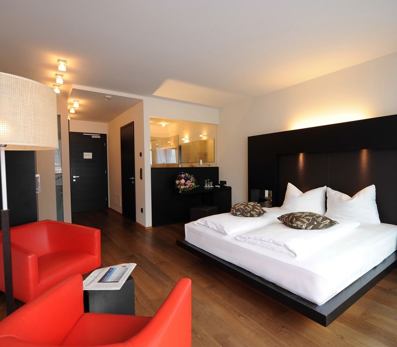 Modernes Designer-Penthouse-Schlafzimmer im Hotel Vier Jahreszeiten