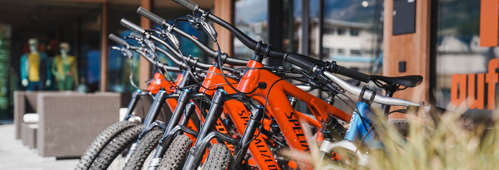 Wellnessbereich mit Pool und stilvoller Inneneinrichtung im Hotel Vier Jahreszeiten in Südtirol