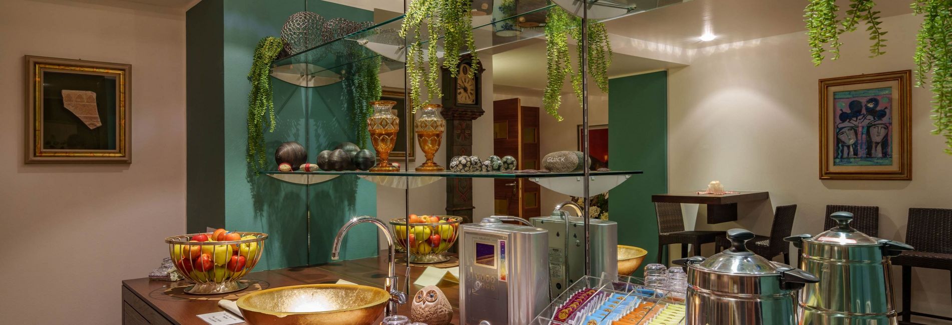 Luxuriöser Wellnessbereich mit Pool und Liegestühlen im Hotel Vier Jahreszeiten in Südtirol