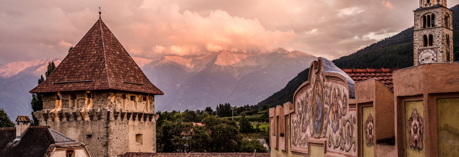 Alt="Historische Stadt Glurns im Vinschgau mit mittelalterlichen Mauern und Alpenpanorama im Sommer"