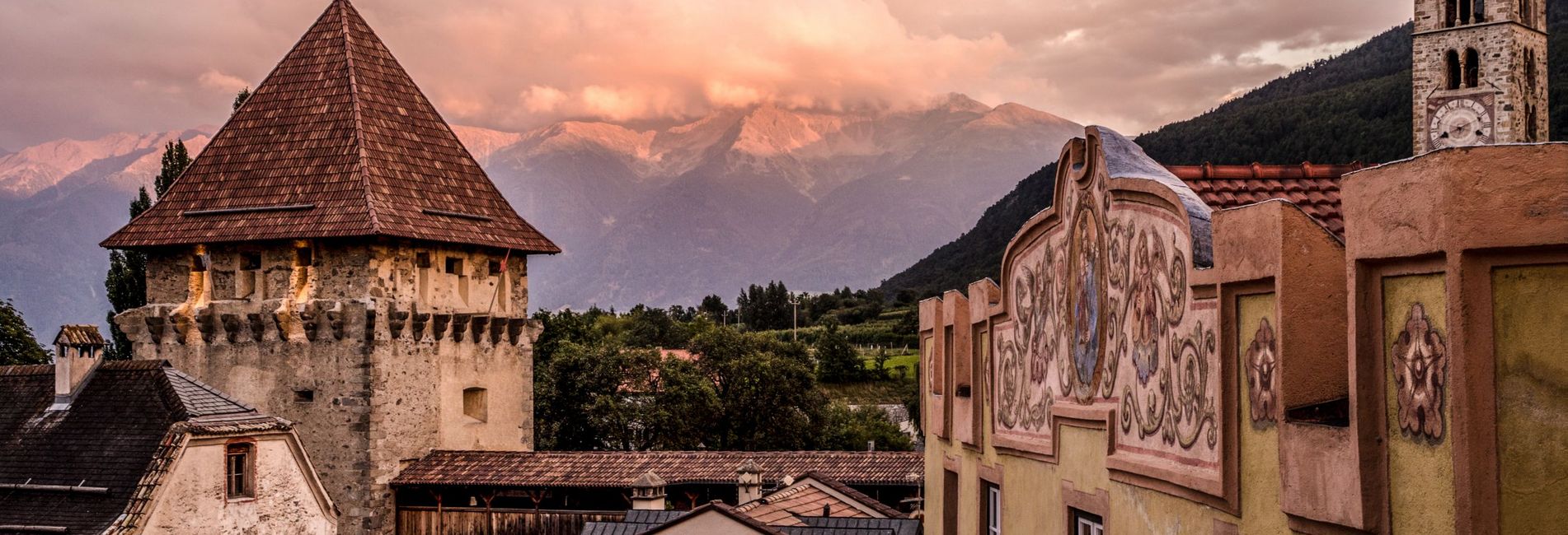 Centro storico di Glorenza in Val Venosta durante una giornata di sole