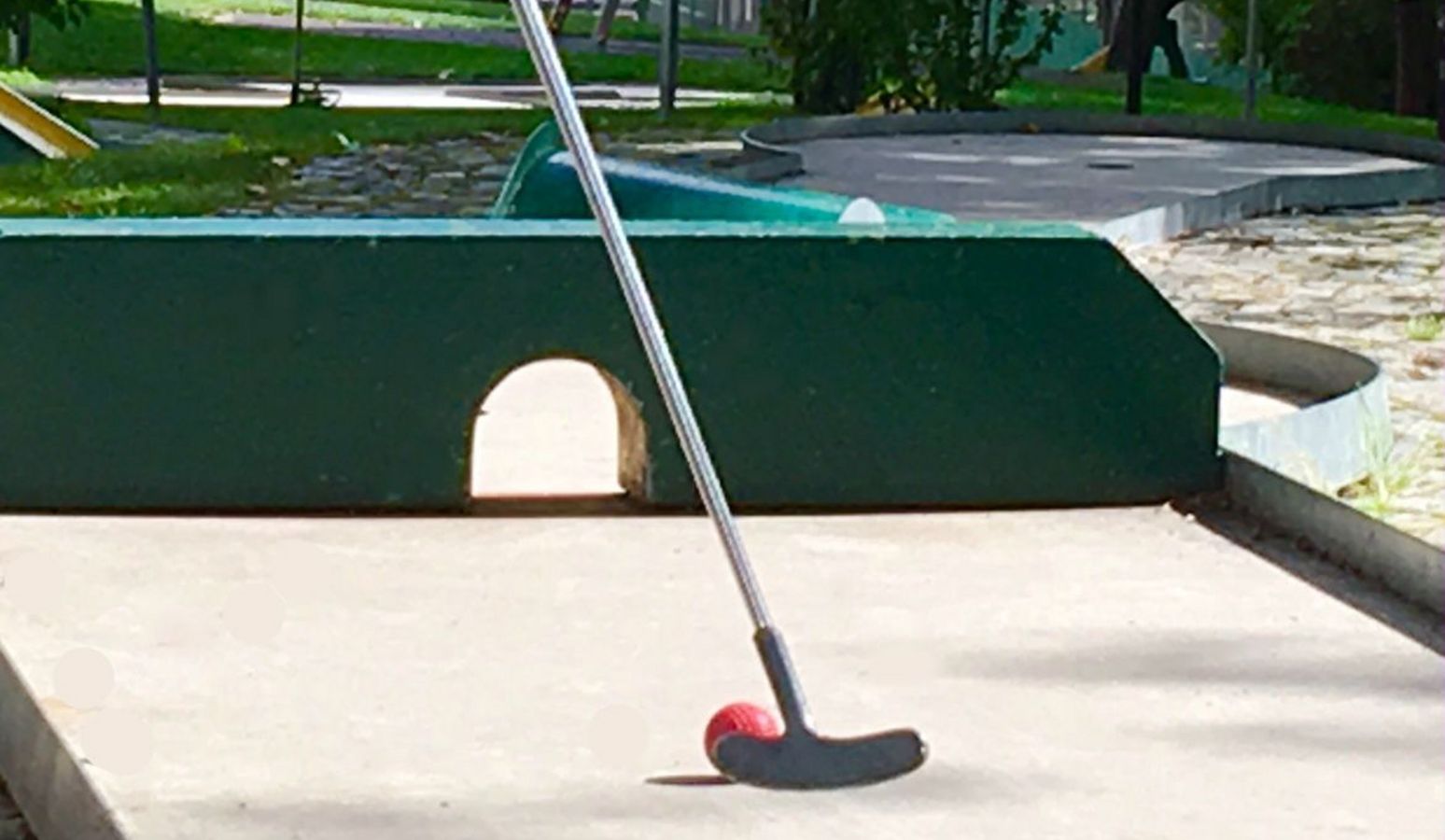 Persone che giocano a minigolf all’aperto presso l’hotel Vier Jahreszeiten in Alto Adige