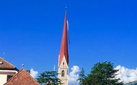 Pfarrkirche Maria Himmelfahrt in Schlanders, Südtirol bei sonnigem Wetter Pfarrkirche Maria Himmelfahrt in Schlanders, Südtirol bei sonnigem Wetter