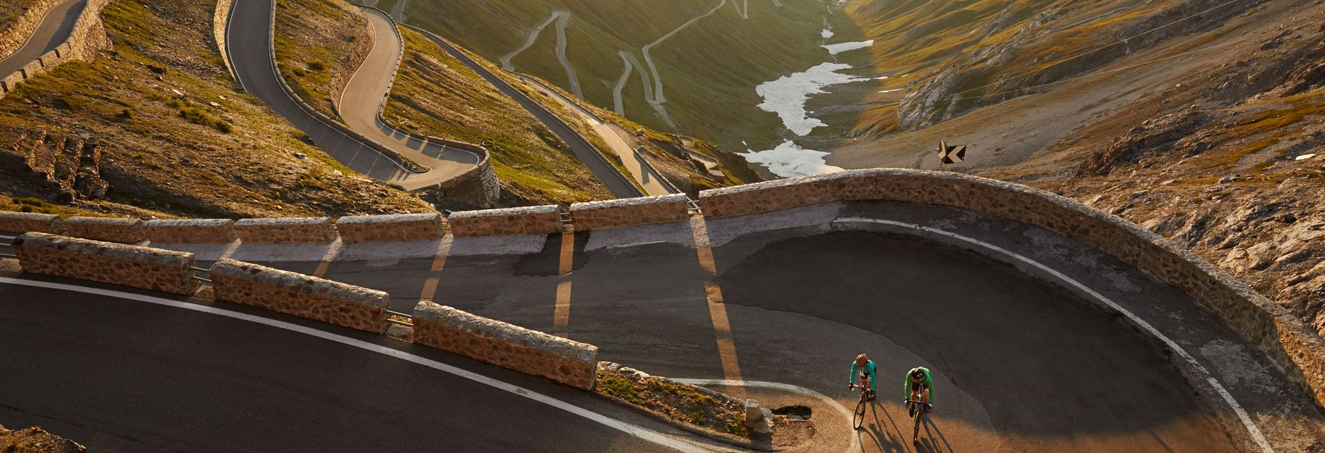 Blick auf das Vier Jahreszeiten Hotel Südtirol mit Alpenpanorama im Sommer