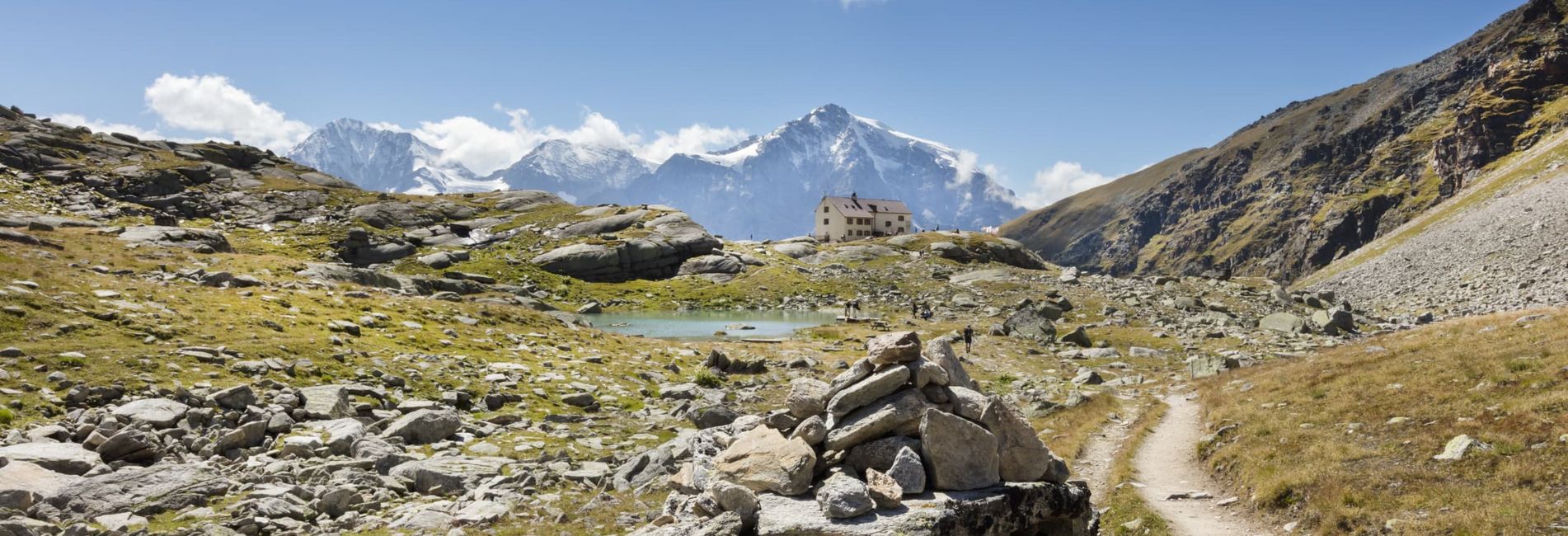 Wanderer auf malerischer Bergtour im Vinschgau während des Urlaubs im Hotel Vier Jahreszeiten Wanderer auf malerischer Bergtour im Vinschgau während des Urlaubs im Hotel Vier Jahreszeiten