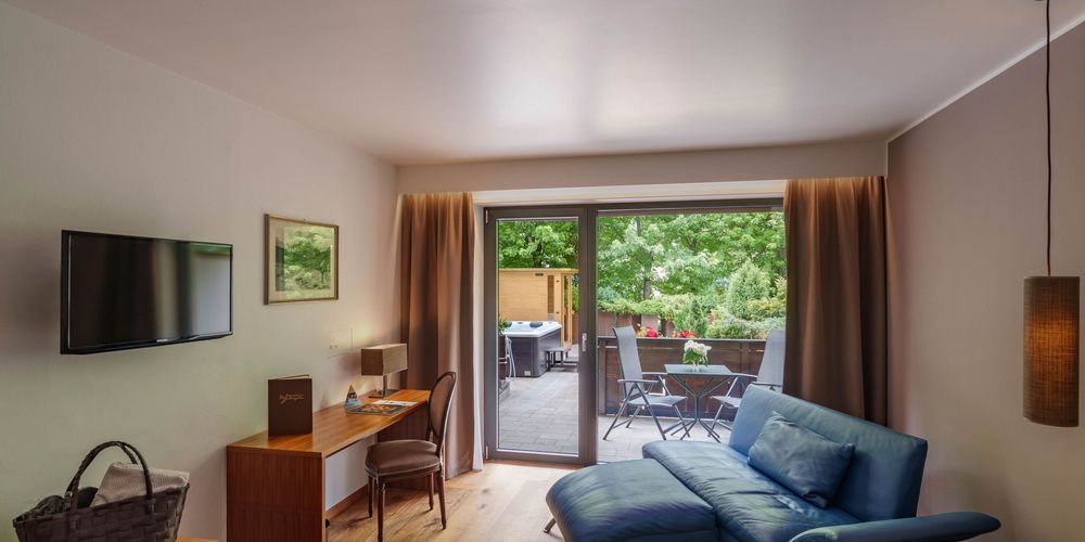 Luxuriöser Wellnessbereich im Hotel Vier Jahreszeiten Südtirol mit Innenpool und Panoramablick