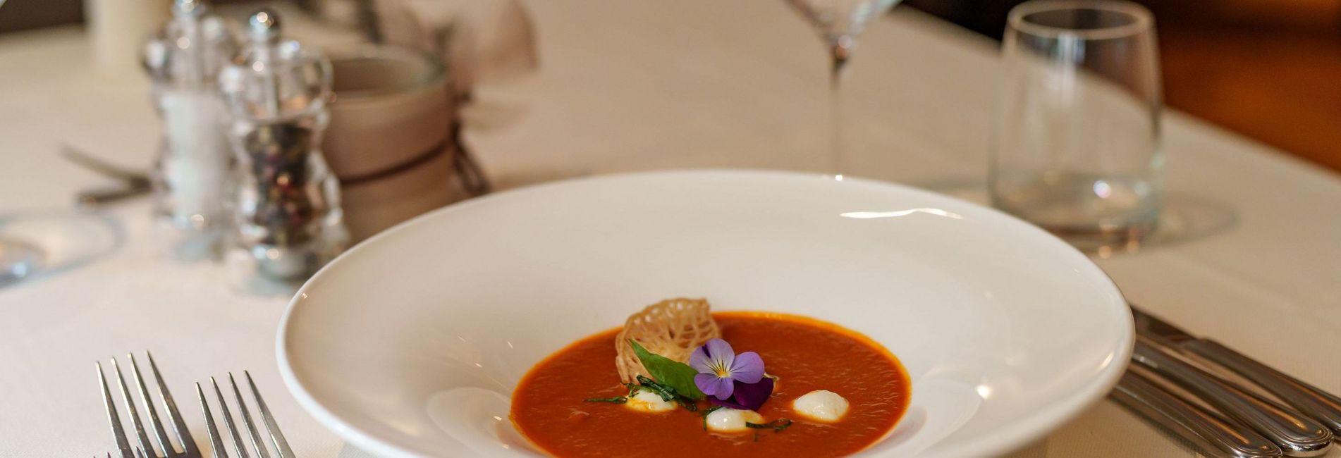 Piatti gourmet nel ristorante dell’Hotel Vier Jahreszeiten a Silandro in Alto Adige