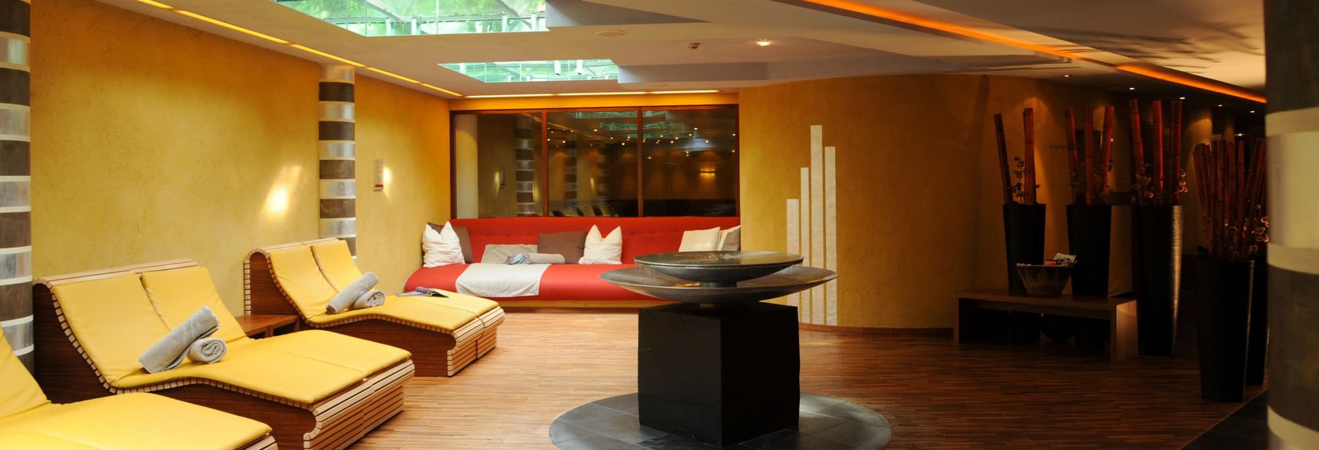 Wellnessbereich im Hotel Vier Jahreszeiten in Schlanders mit Pool und entspannender Atmosphäre Wellnessbereich im Hotel Vier Jahreszeiten in Schlanders mit Pool und entspannender Atmosphäre