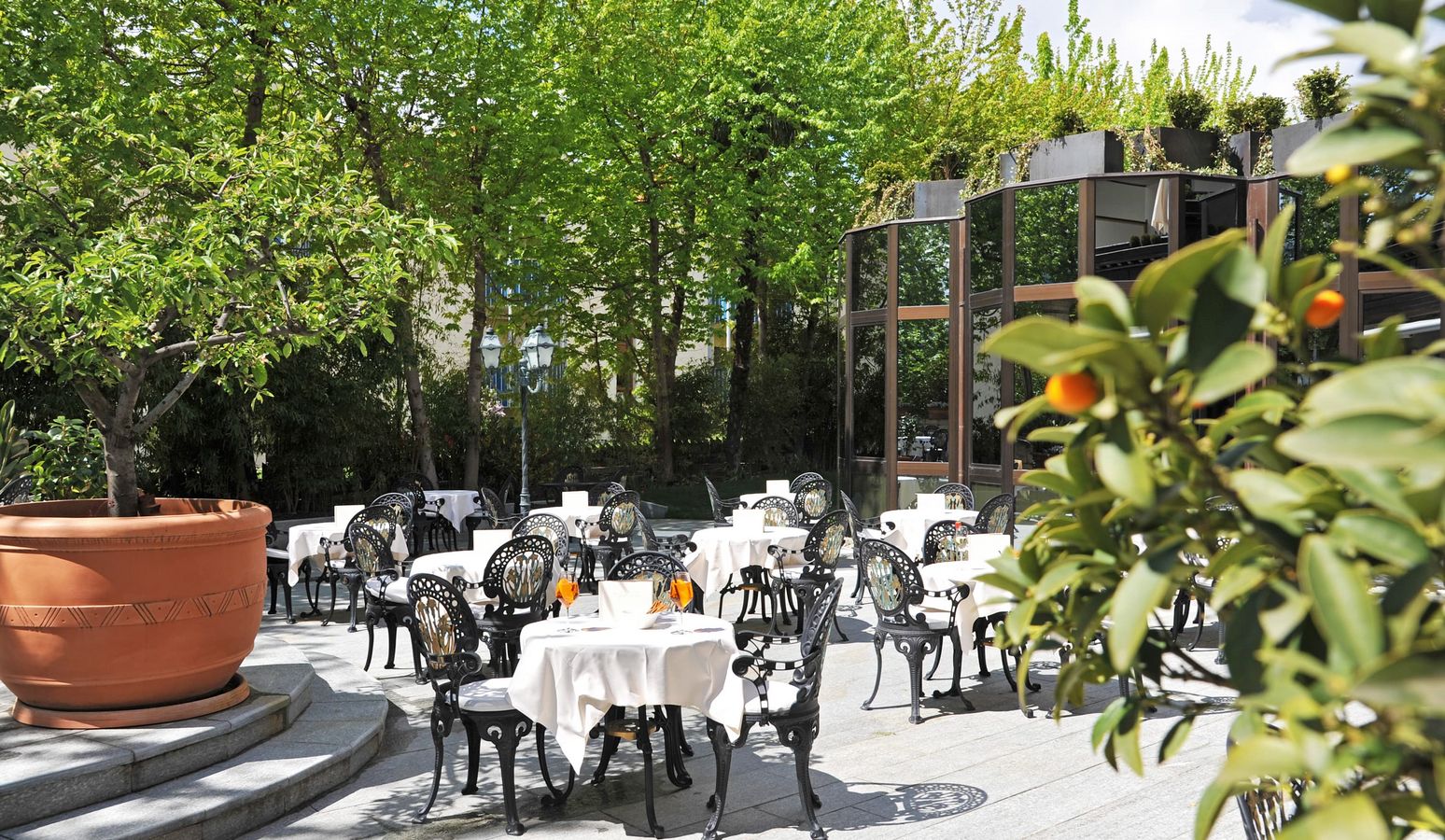 Hotel Vier Jahreszeiten Meran: gemütlicher Bar-Garten mit Kaffee im Freien Hotel Vier Jahreszeiten Meran: gemütlicher Bar-Garten mit Kaffee im Freien