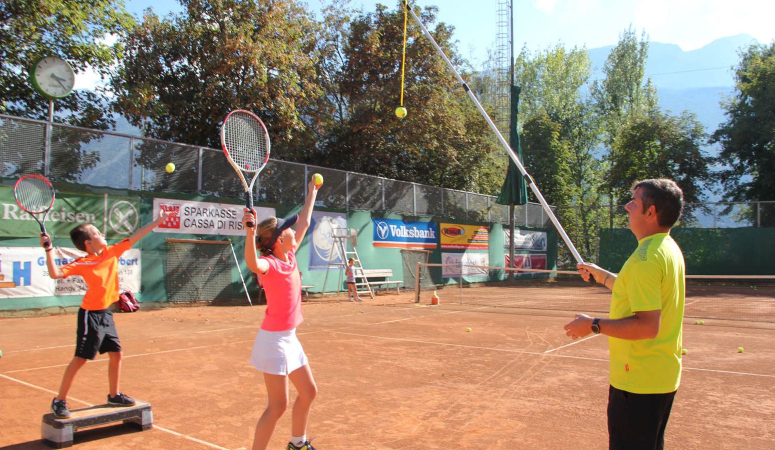 Giocatori di tennis che si allenano su un campo all'aperto presso l'hotel Vier Jahreszeiten in Alto Adige