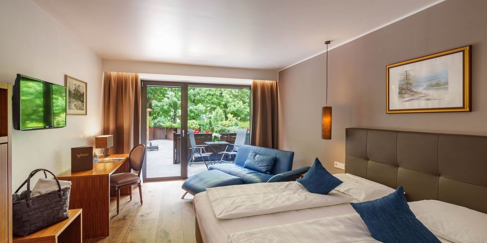 Luxuriöses Wellnesshotel Vier Jahreszeiten in Südtirol mit Außenpool und Panoramablick