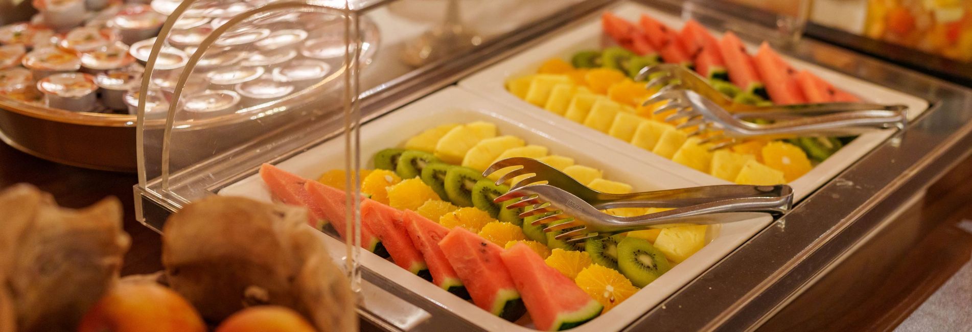 Terrazza panoramica con piscina e vista sulle montagne dell'Alto Adige presso l'Hotel Vier Jahreszeiten Terrazza panoramica con piscina e vista sulle montagne dell'Alto Adige presso l'Hotel Vier Jahreszeiten