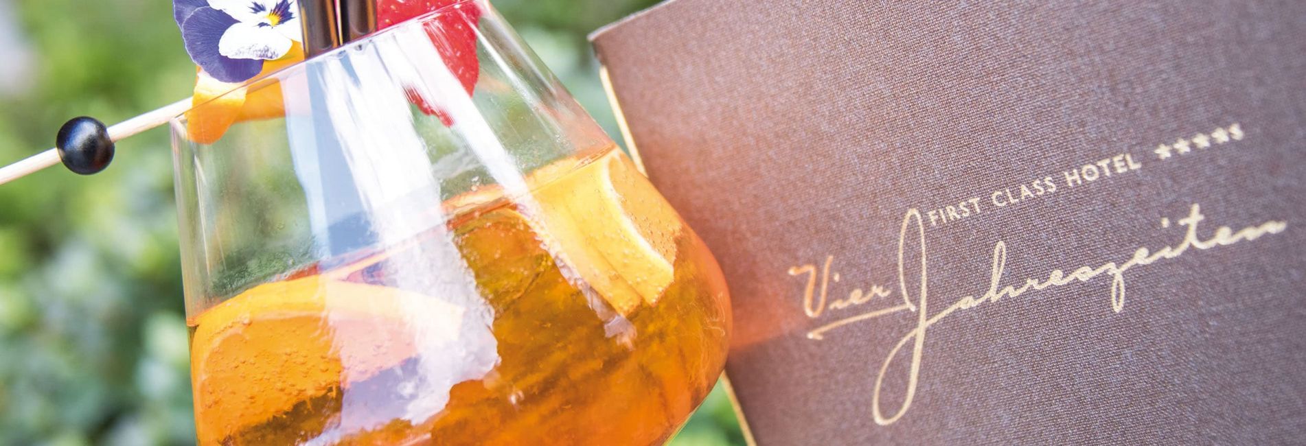 Aperitivo nel giardino dell'hotel Vier Jahreszeiten in Alto Adige Aperitivo nel giardino dell'hotel Vier Jahreszeiten in Alto Adige