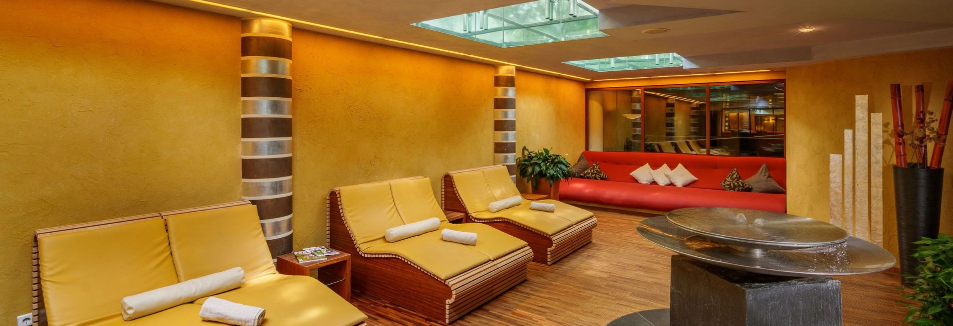 Luxuriöser Wellnessbereich im Hotel Vier Jahreszeiten in Südtirol mit modernem Pool und stilvoller Inneneinrichtung Luxuriöser Wellnessbereich im Hotel Vier Jahreszeiten in Südtirol mit modernem Pool und stilvoller Inneneinrichtung