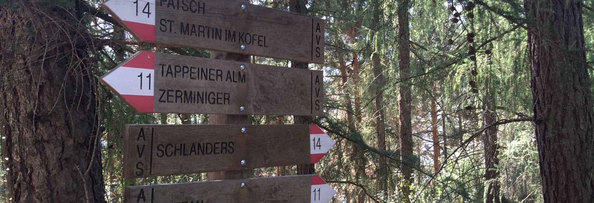 Luxuriöses Doppelzimmer im Hotel Vier Jahreszeiten Südtirol mit modernem Interieur und Balkon Luxuriöses Doppelzimmer im Hotel Vier Jahreszeiten Südtirol mit modernem Interieur und Balkon