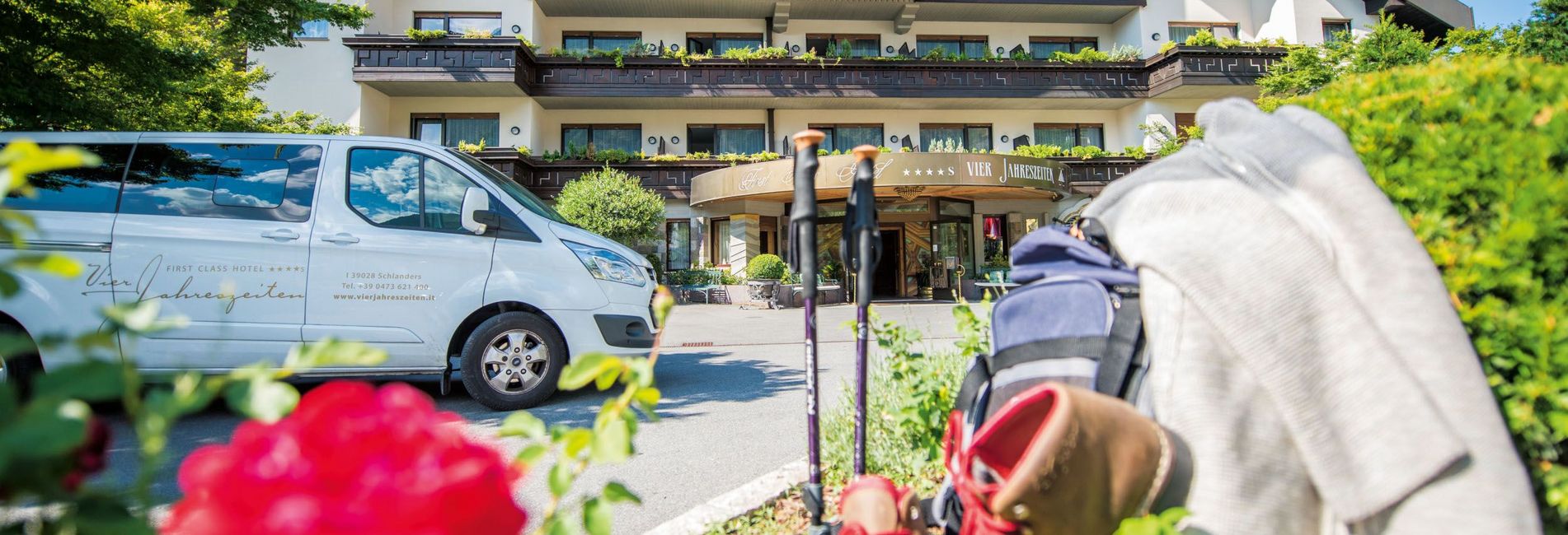 Wanderer genießen Panorama-Ausblick in den Bergen Südtirols beim Hotel Vier Jahreszeiten in Schlanders