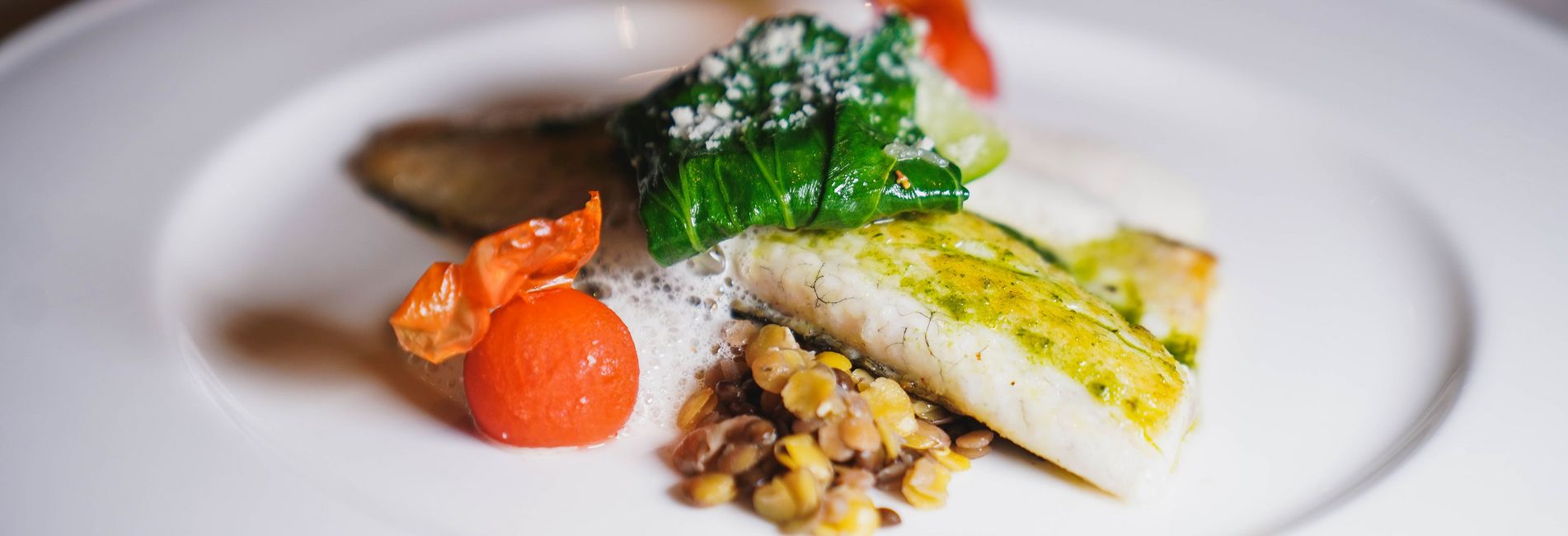 Gourmetküche im Hotel Vier Jahreszeiten in Schlanders – stilvoll angerichtete Speisen auf elegant gedecktem Tisch Gourmetküche im Hotel Vier Jahreszeiten in Schlanders – stilvoll angerichtete Speisen auf elegant gedecktem Tisch