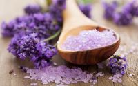 Bagno rilassante alla lavanda in una spa di lusso
