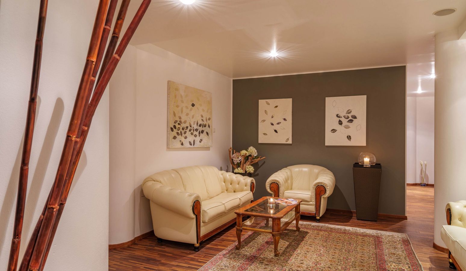 Luxuriöser Wellnessbereich im Hotel Vier Jahreszeiten in Südtirol mit Pool und stilvoller Einrichtung Luxuriöser Wellnessbereich im Hotel Vier Jahreszeiten in Südtirol mit Pool und stilvoller Einrichtung